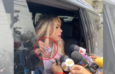 Wendy Guevara les picha a reporteros los refrescos con billetes de 500 pesos