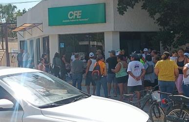 Vecinos de Conkal protestan para exigir a la CFE una solución a los apagones