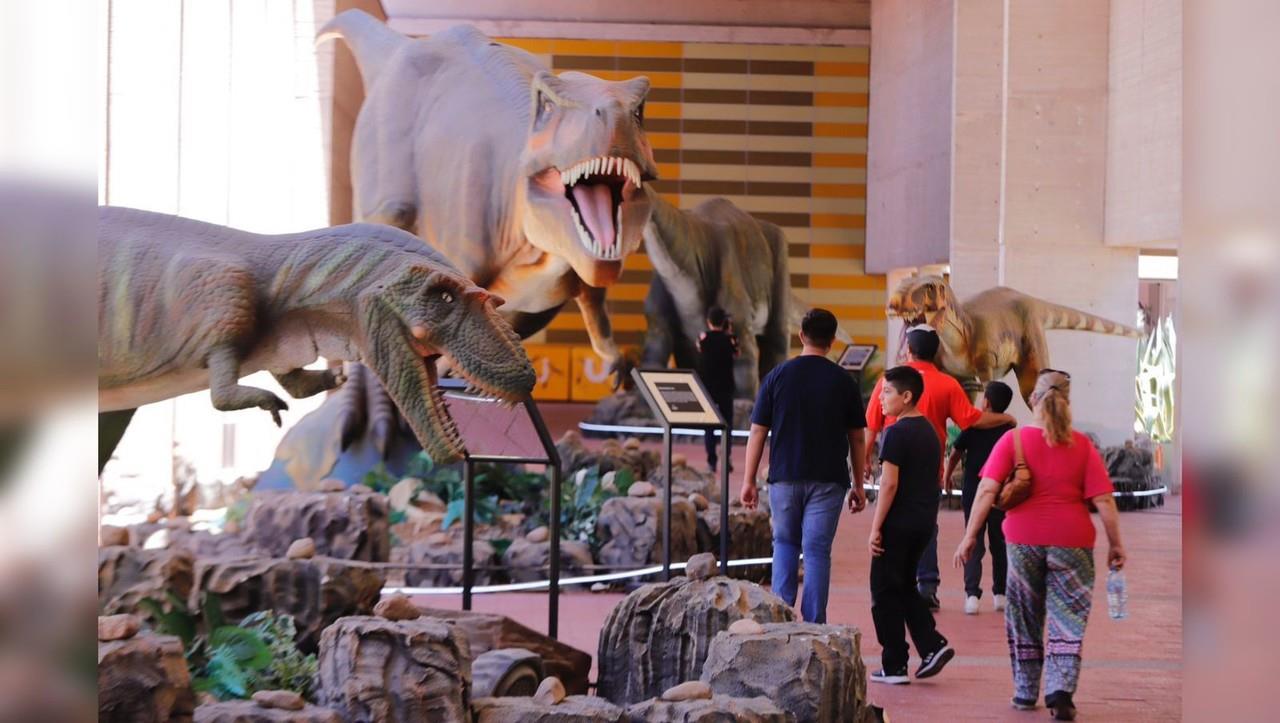 Niños y adultos disfrutando de la exposición de dinosaurios ubicada en el museo interactivo Bebeleche. Foto: Cortesía.