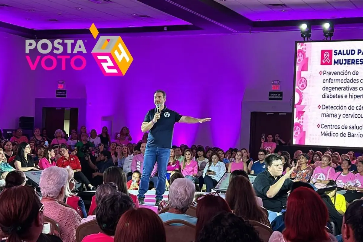 El candidato a la alcaldía de Monterrey por la coalición, “Fuerza y Corazón por Nuevo León”, Adrián de la Garza, presentando su propuesta para las jefas de familia. Foto: Armando Galicia