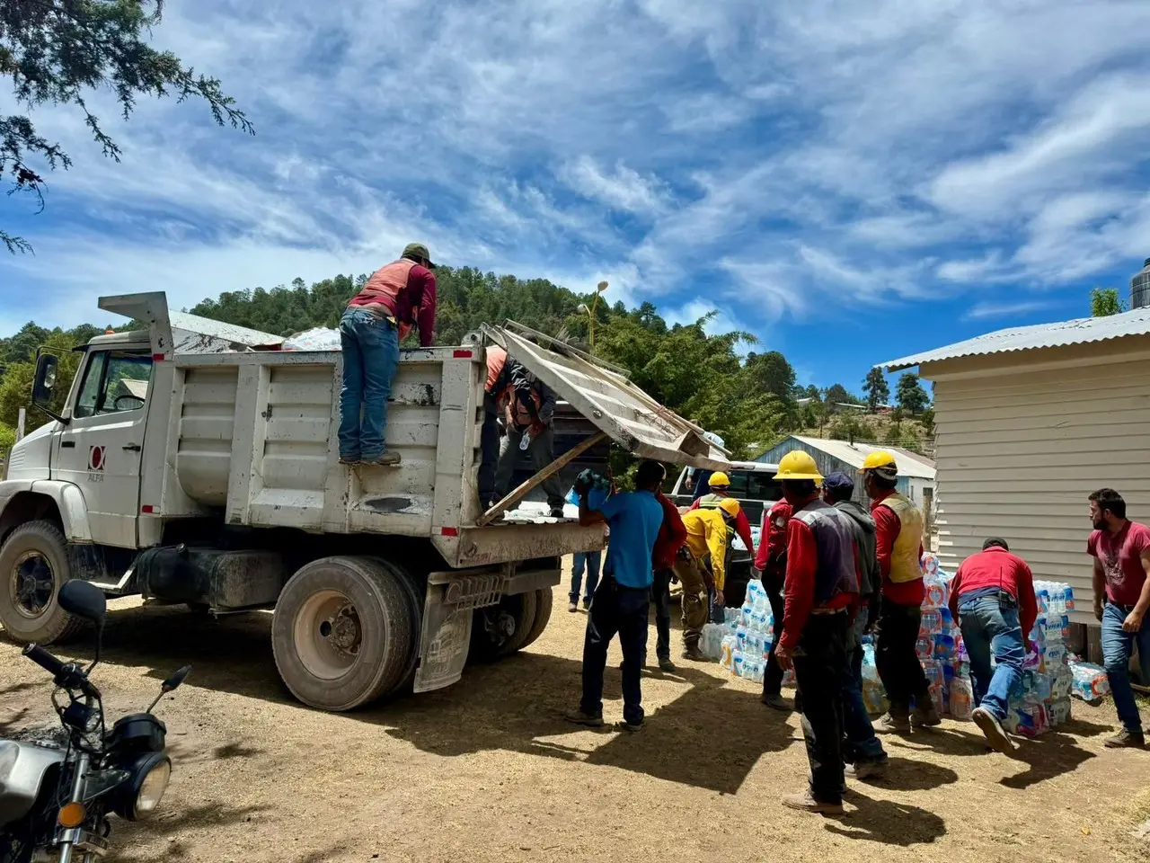 El municipio de San Dimas, dotó de alimentación a las brigadas de incendios forestales. Foto: Especial.