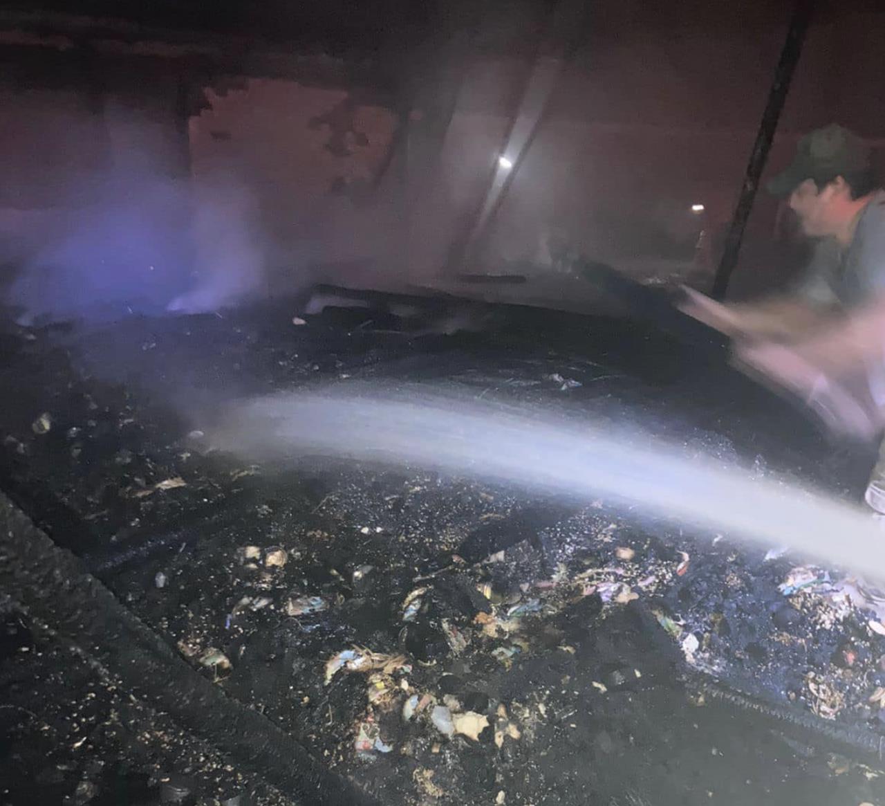 La noche del miércoles un incendio se registró en una de las propiedades del candidato del PRI Warnel May Escobar, quien busca la Alcaldía de Izamal.- Foto de redes sociales