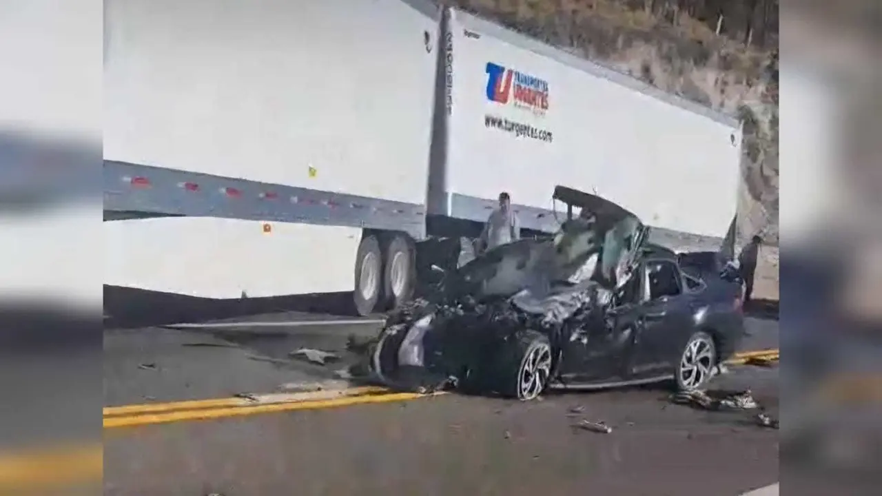 Murió un hombre en la Supercarretera Durango - Mazatlán al chocar contra un tráiler. Foto: Especial/ POSTA Mx.