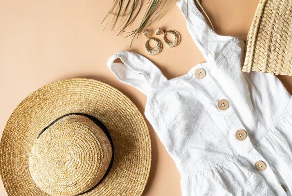 Un sombrero de playa, una blusa de algodon para mitigar el calor. Foto: Telecinco.