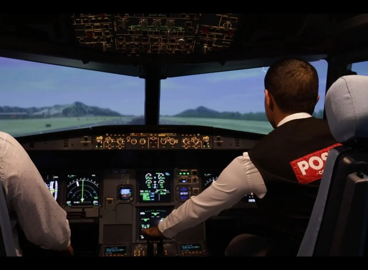 Azael Valdés de POSTA probando el Full Flight simulator A320 CAE 700XR. Foto: Azael Valdés.