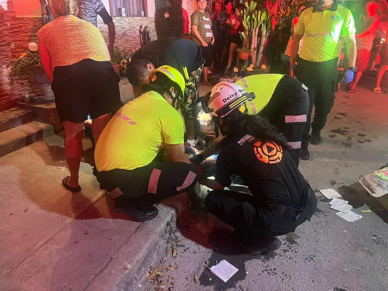 Elementos de Protección Civil atendiendo al menor herido por el pedal incrustado en su pierna. Foto: Protección Civil de Nuevo León.