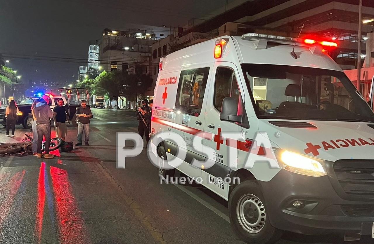 Patrulla de la Cruz Roja con paramédicos atendiendo al motocilista. Foto: Raymundo Elizalde.