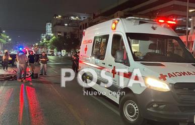 Cae motociclista tras chocar en el centro de Monterrey