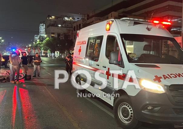 Cae motociclista tras chocar en el centro de Monterrey