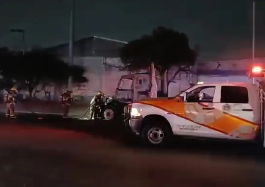 Se incendia tráiler en Monterrey