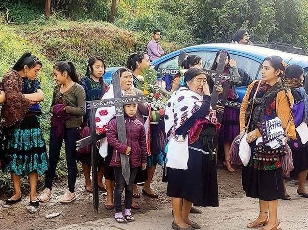 Mujeres del 50 más 1, manifestando su molestia ante el asesinato de las dos víctimas. Foto: Pulso.