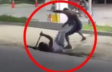 Pelean hombres a machetazos y uno sale herido (VIDEO)