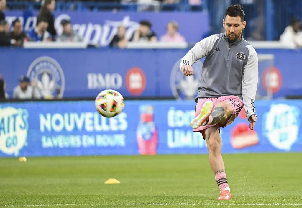 Lionel Messi calienta previo al partido de la MLS ante Montreal, el sábado 11 de mayo de 2024, en Montreal. (Graham Hughes/The Canadian Press vía AP)