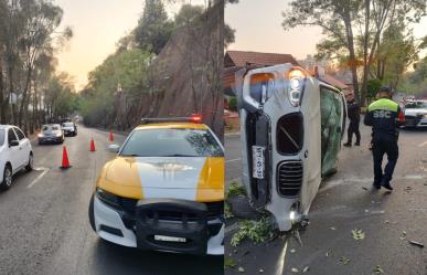 Camioneta de lujo termina volcada en Cuajimalpa, conductor la abandona