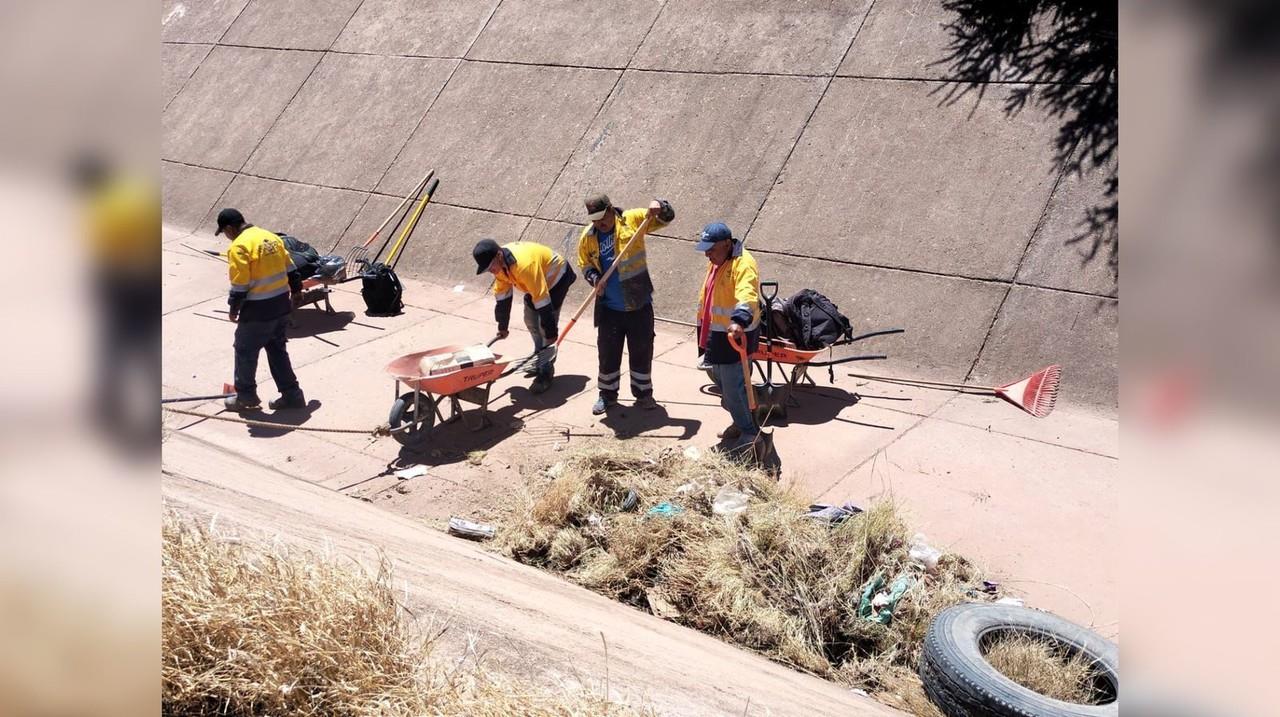 Trabajadores de Servicios Púbicos Municipales trabajan en la limpieza de los canales de riego que atraviesan la ciudad. Foto: Especial.