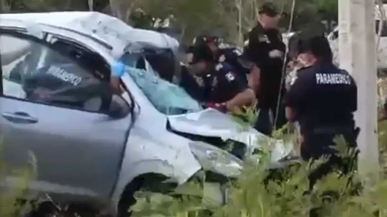 Debido a la fuerza del impacto, el guiador quedo prensado entre los fierros del automóvil Foto: Redes sociales