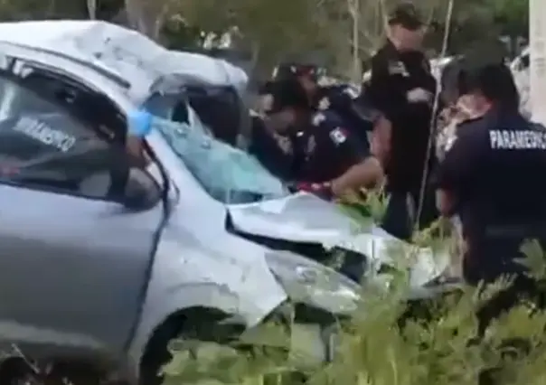 Accidente en el periférico de Mérida: Conductor prensado tras chocar con poste