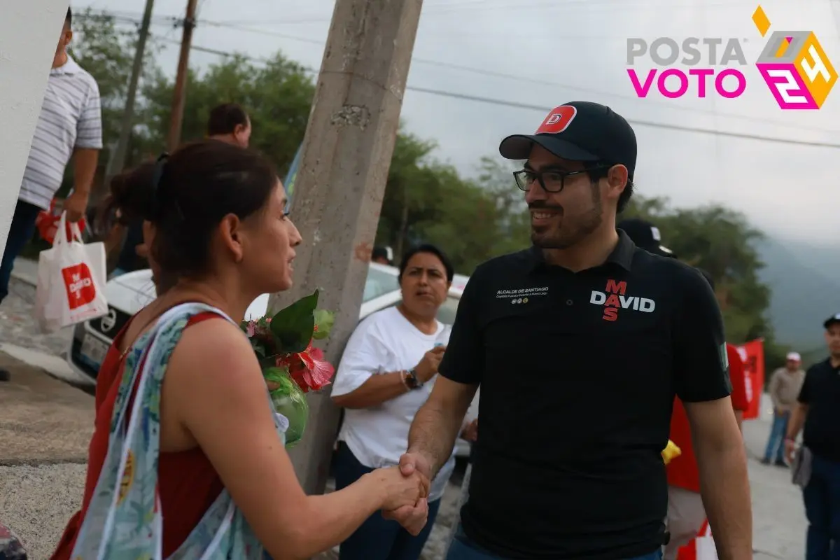 El candidato a la alcaldía de Santiago, David de la Peña, saludando a vecinos de esa comunidad. Foto: Coalición Fuerza y Corazón por Nuevo León