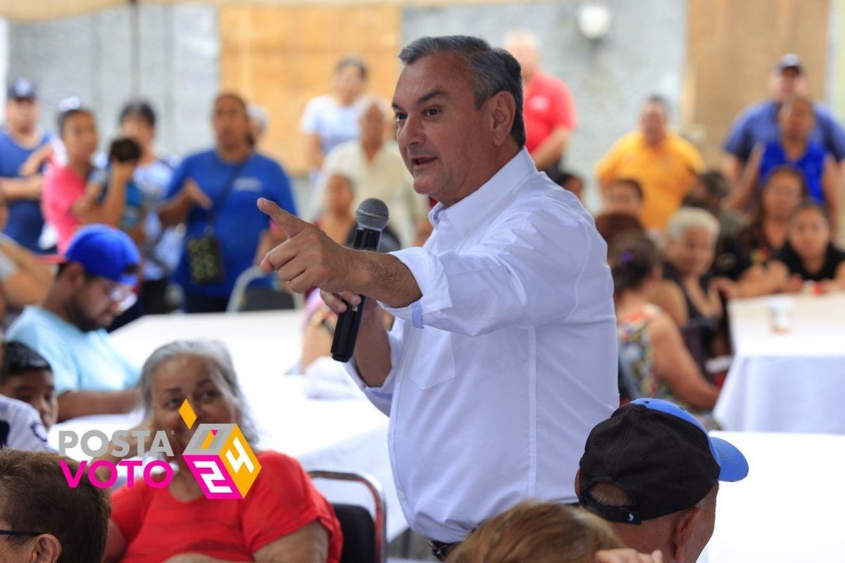 El candidato de Movimiento Ciudadano a la Alcaldía de Guadalupe, Héctor García, en reunión con vecinos. Foto: Armando Galicia