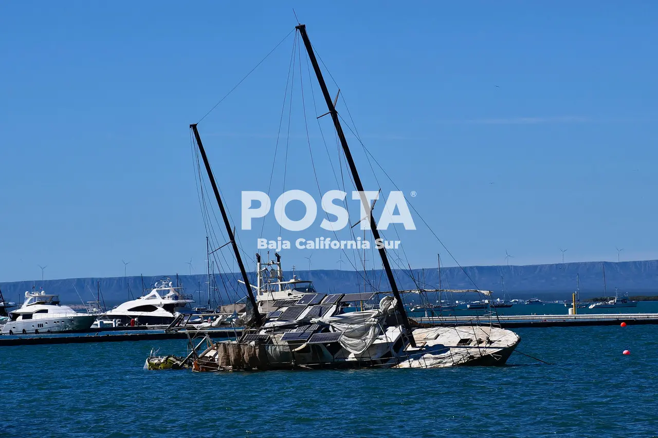 Embarcación varada en la Bahía de La Paz, BCS. I Foto: Paúl García, POSTA.