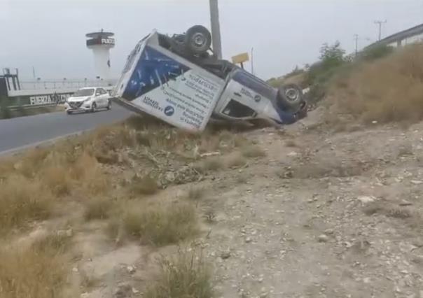 Vuelca camión de tres y media toneladas en Santa Catarina