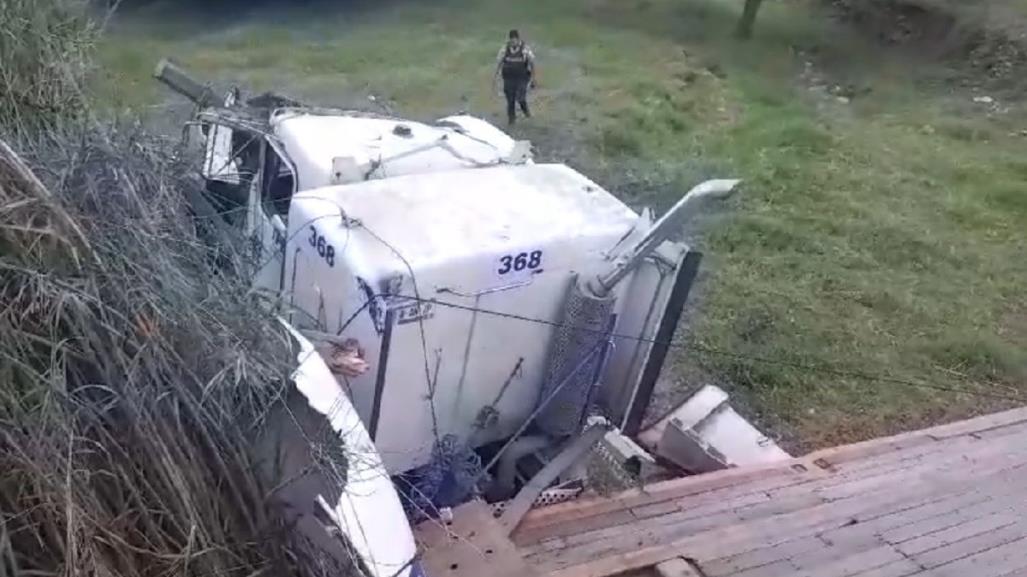 Vuelca tráiler en la carretera Nacional de Allende, Nuevo León