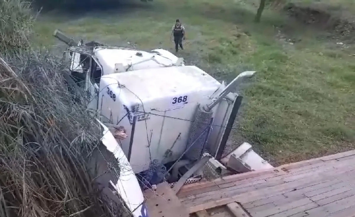 El operador del tráiler volcado identificado como Manuel, de 40 años, resultó ileso. Foto: Facebook Protección Civil Nuevo León