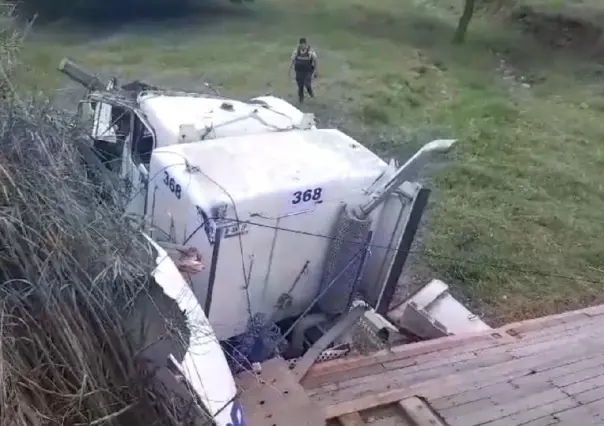 Vuelca tráiler en la carretera Nacional de Allende, Nuevo León