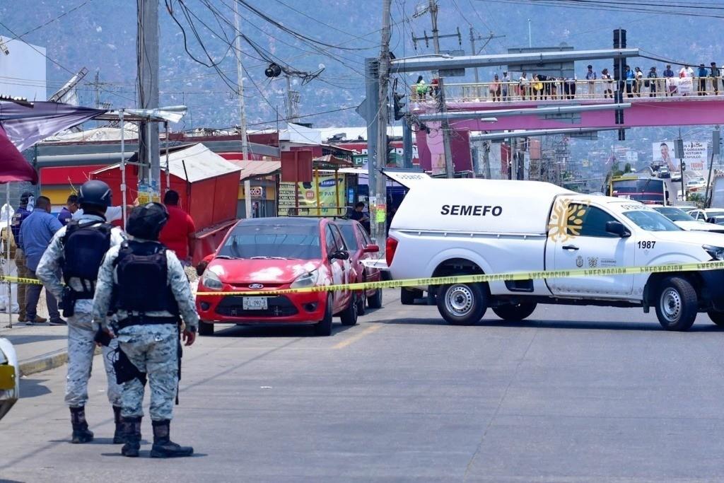 Elementos del Servicio Médico Forense asegurando la zona. Foto: La Jornada.