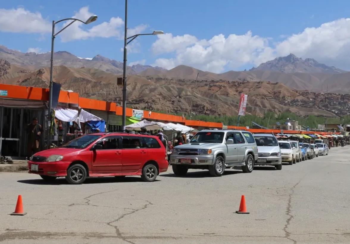 Vehículos esperando para acceder a la carretera que lleva a las ruinas de la estatua de Buda en Bamiyan, este sábado. Foto: EFE