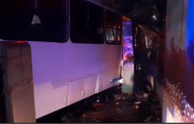 Camión de personal choca contra parada de autobús en Guadalupe; hay lesionados