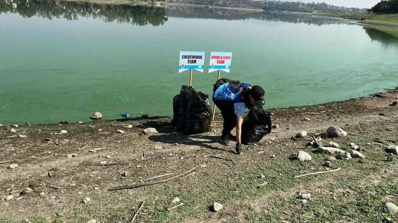 Limpian la presa Lago de Guadalupe, retiran basura y desechos
