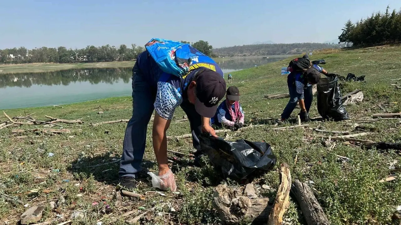 Limpian la presa Lago de Guadalupe, retiran basura y desechos