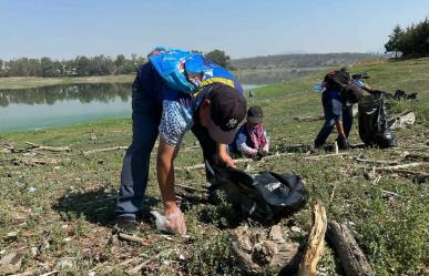 Limpian la presa Lago de Guadalupe, retiran basura y desechos