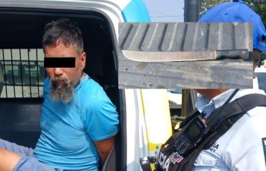 Arrestan a hombre por amenazar con machete a su esposa y vecinos en Monterrey