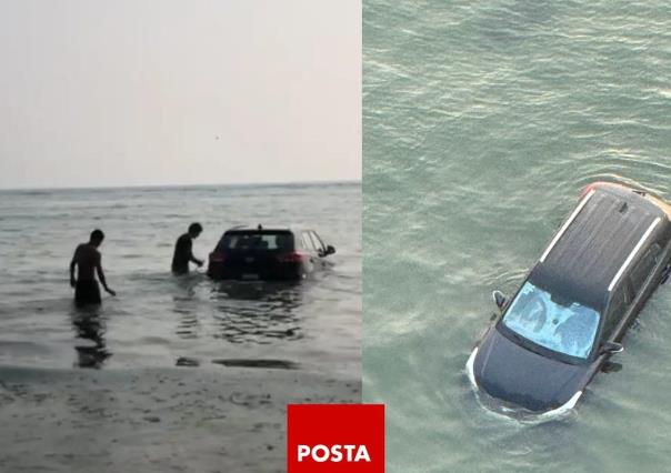 Camioneta amanece en el mar de Veracruz