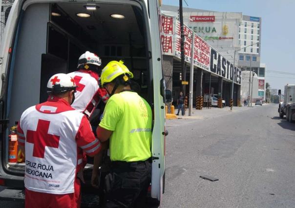 Automóvil impacta poste y atropella a dos personas en Monterrey