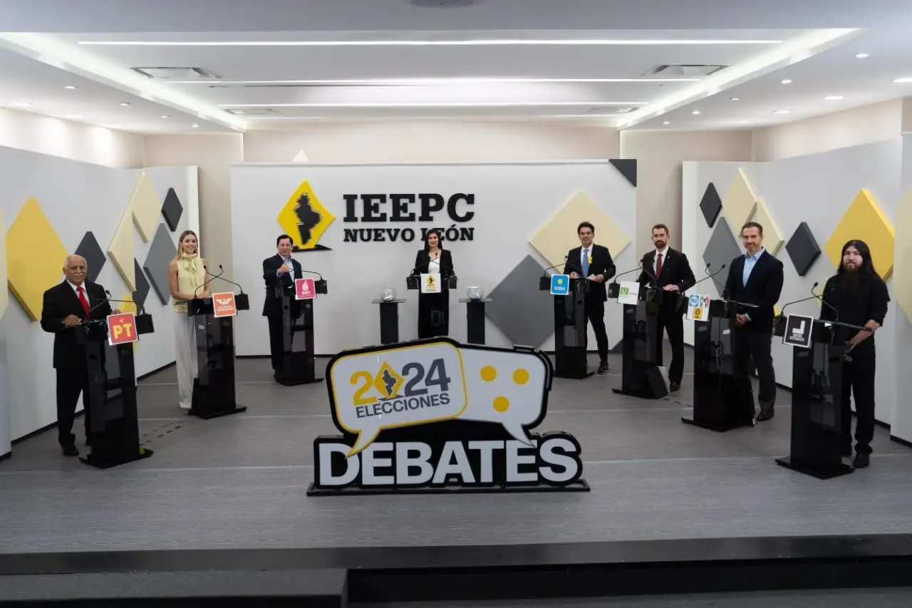 La y los candidatos a la alcaldía de Monterrey en el debate. Foto: Jorge López