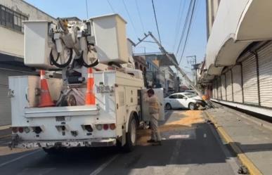 Automovilista pierde control y choca contra poste de luz en Toluca