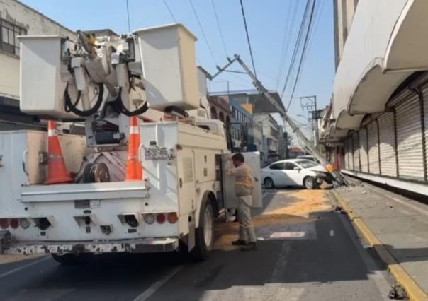 Automovilista pierde control y choca contra poste de luz en Toluca