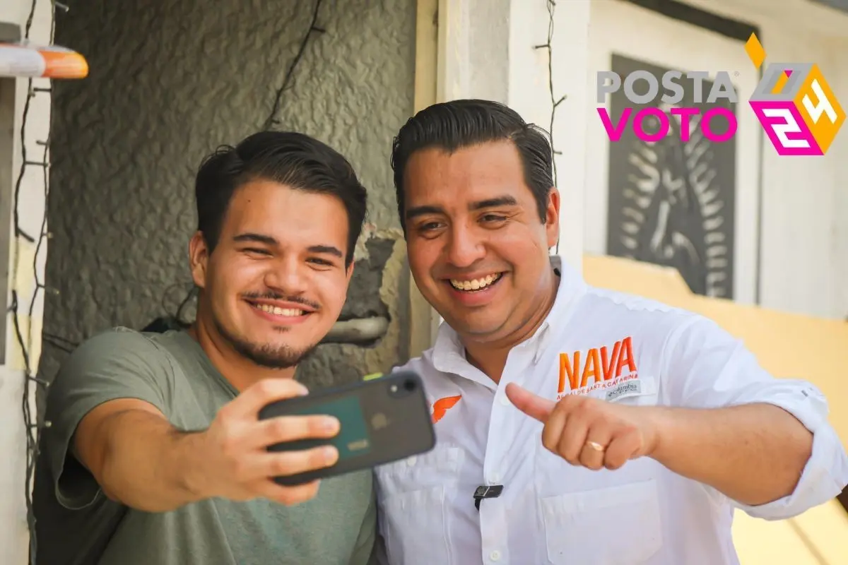 El candidato de Movimiento Ciudadano a la Alcaldía de Santa Catarina, Jesús Nava, tomándose una selfie con joven. Foto: Movimiento Ciudadano