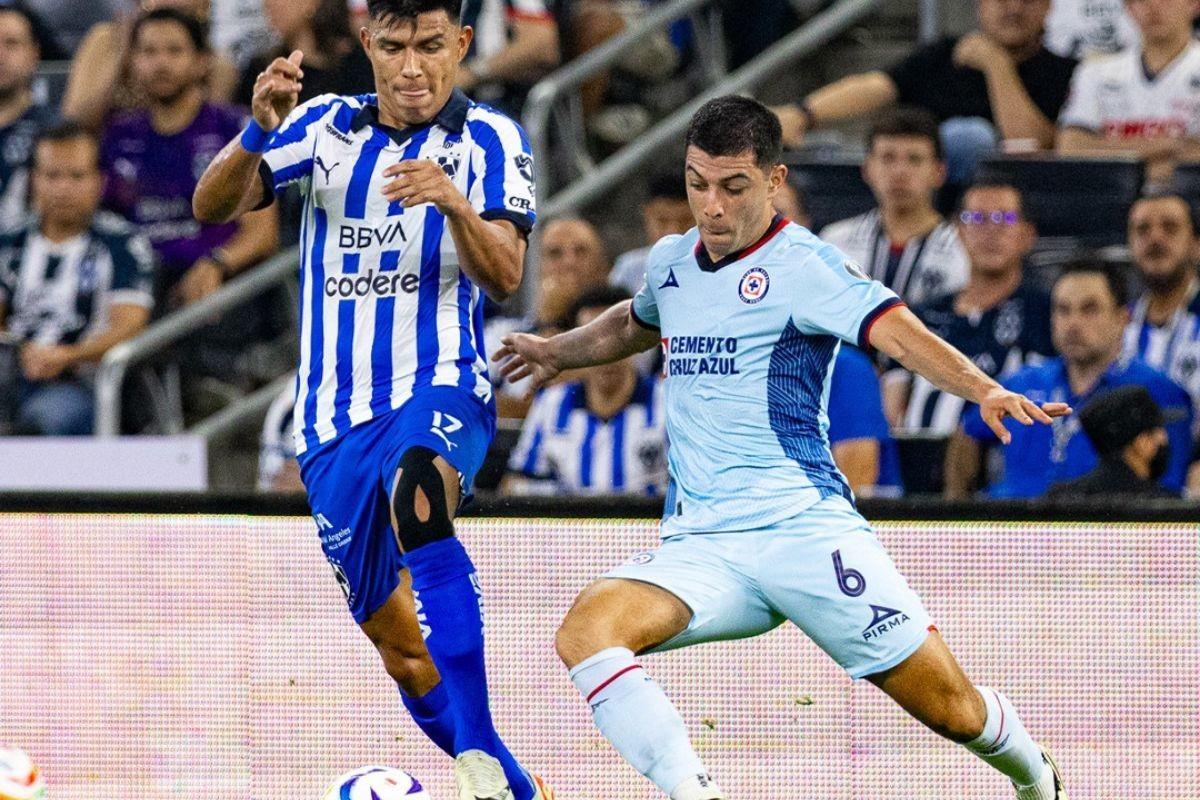 Jugadores uno de Rayados y otro de Cruz Azul en la cancha del BBVA. Foto: Facebook Rayados