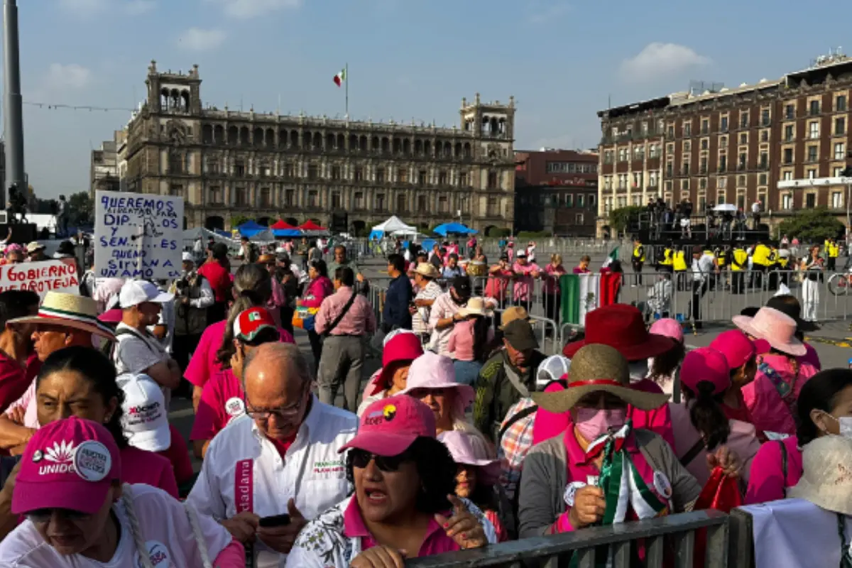 Civiles vestidos de rosa en marcha en el zócalo de la Ciudad de México. Foto tomada de: X @FCN_mx