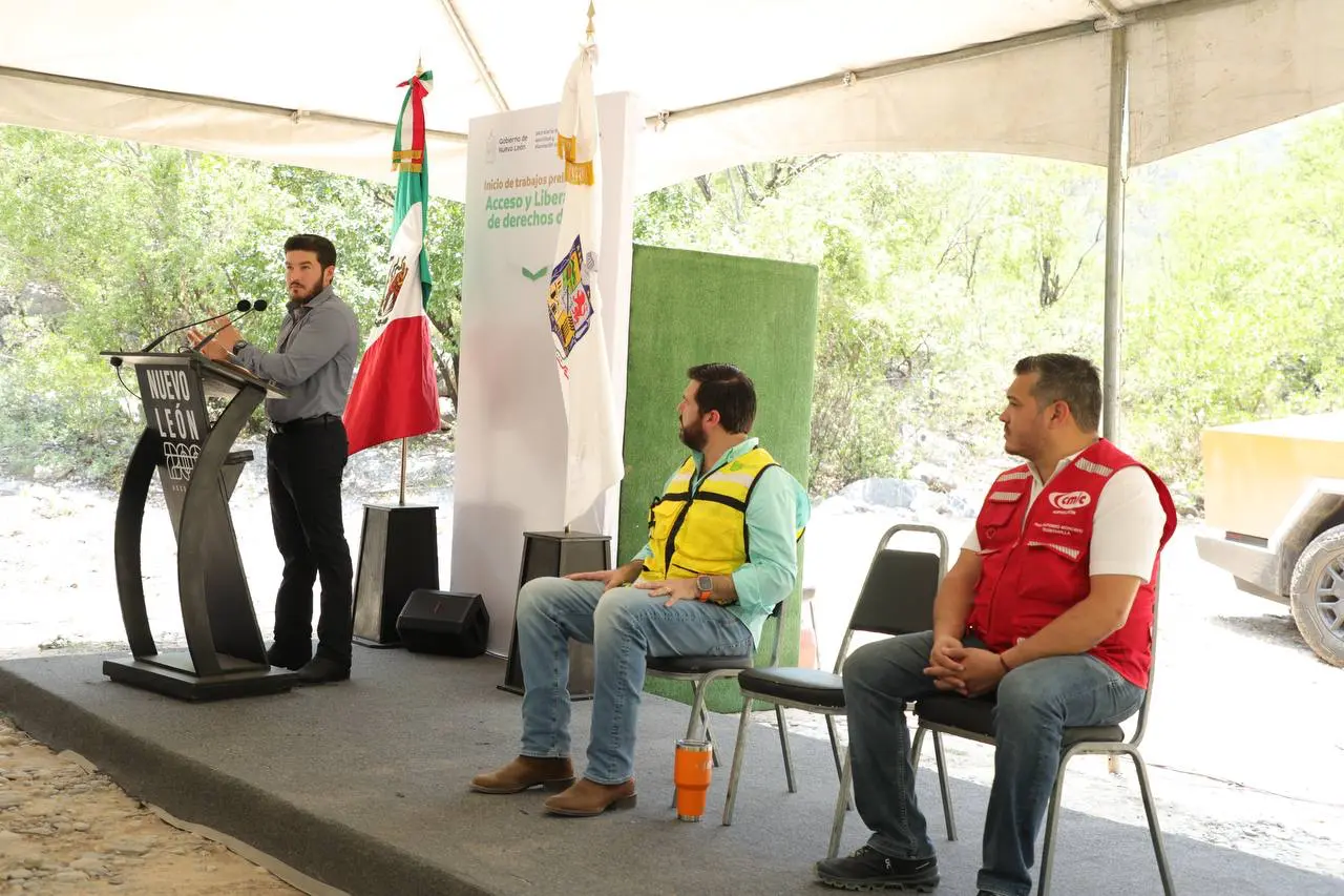 El Gobernador de Nuevo León, Samuel García, en el arranque de la construcción del segundo tramo de la Carretera Interserrana. Foto: Gobierno de Nuevo León