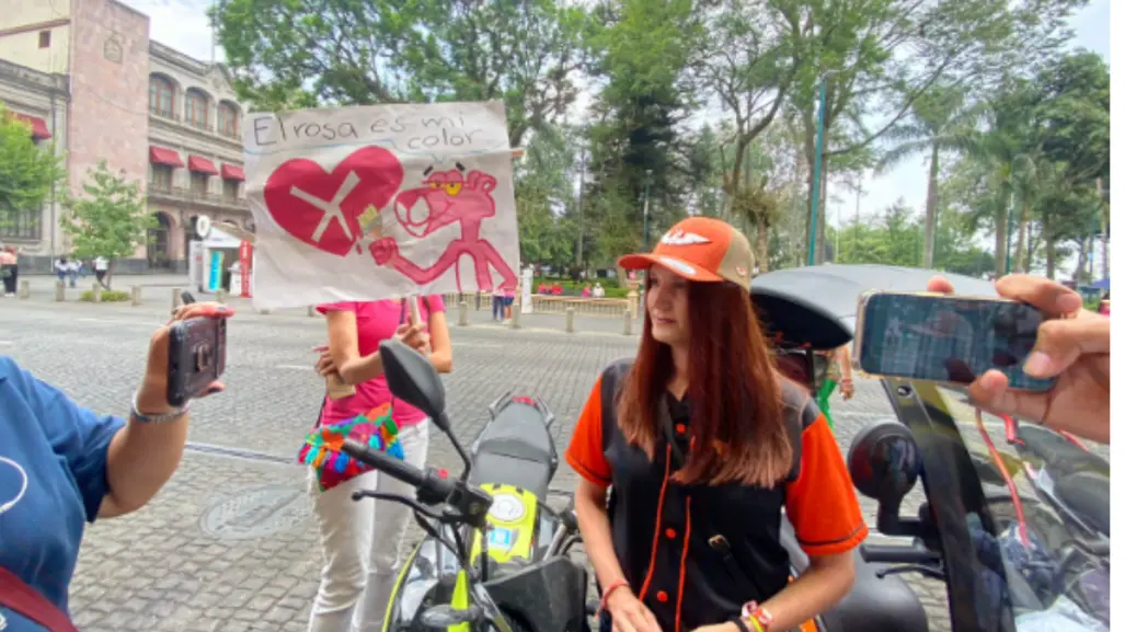 Marea Rosa en Xalapa acuden 5 mil personas; Ericka Blix de Movimiento Ciudadano