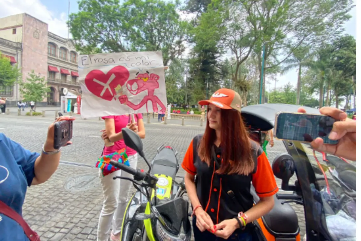 Ericka Blix de Movimiento Ciudadano en marcha en Xalapa. Foto tomada de: POSTA