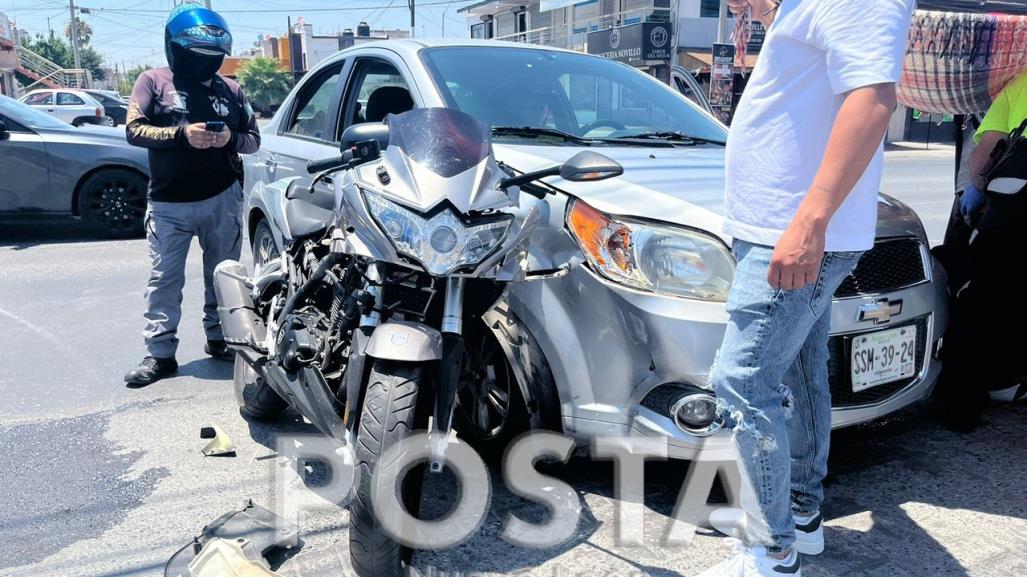 Impacta auto contra motociclista en Monterrey