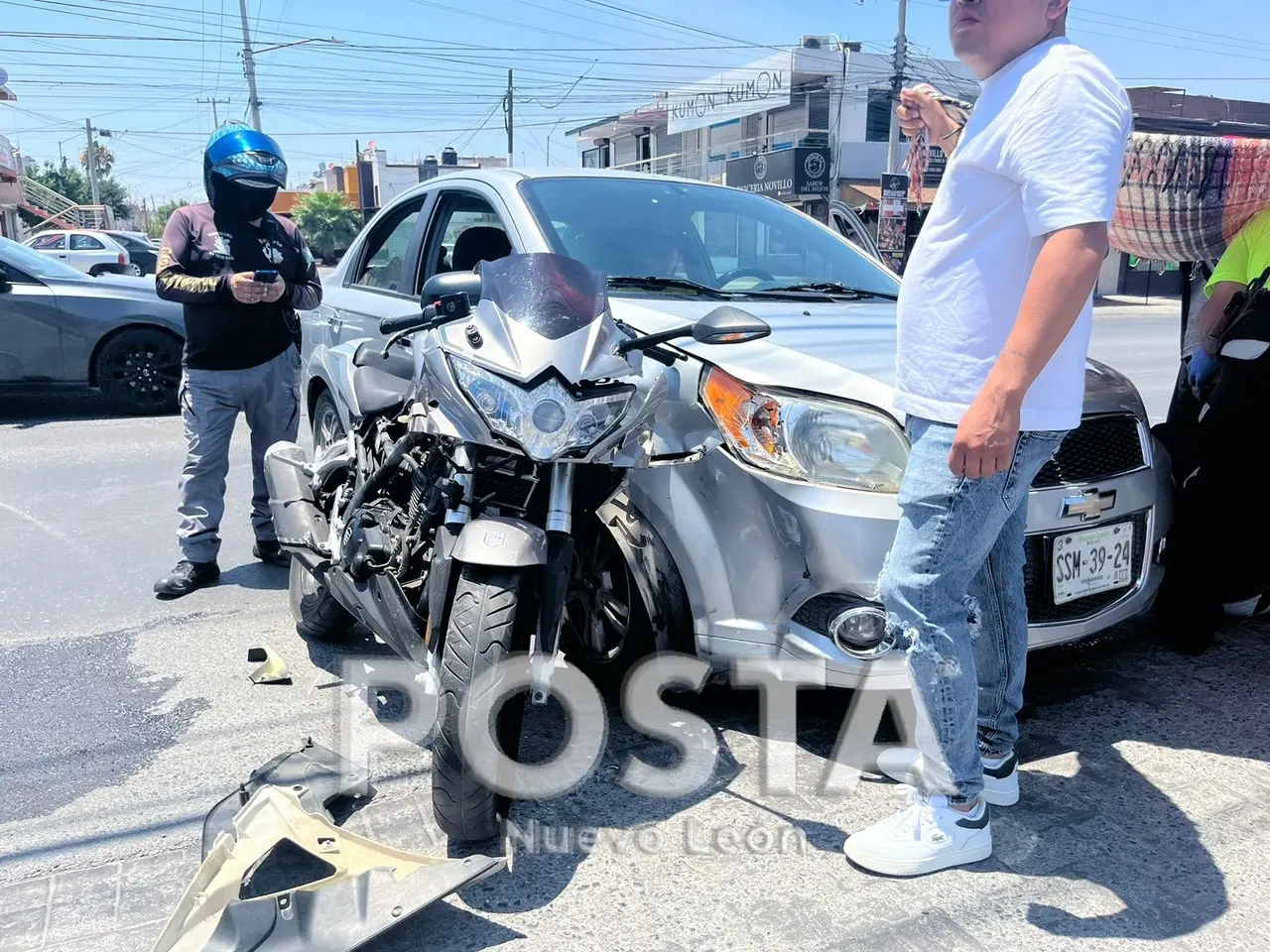 El automóvil junto a la moto, protagonistas del accidente vial. Foto: Rafael Enríquez.