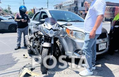 Impacta auto contra motociclista en Monterrey