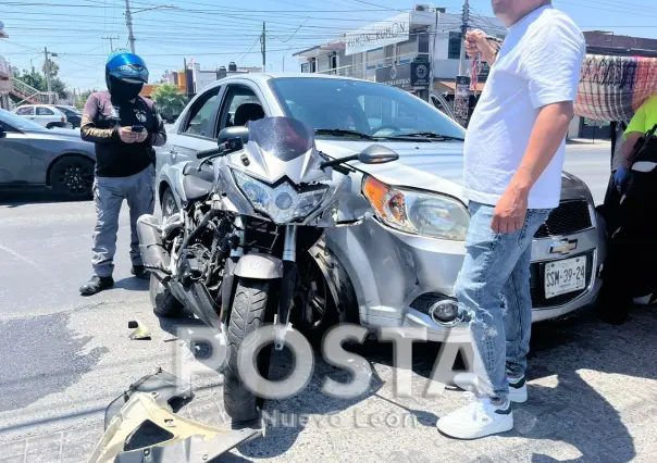 Impacta auto contra motociclista en Monterrey